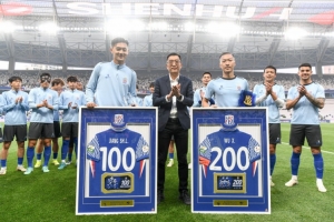 半岛体育-本轮中超申花主场迎战玉昆，吴曦、蒋圣龙赛前获颁里程碑球衣